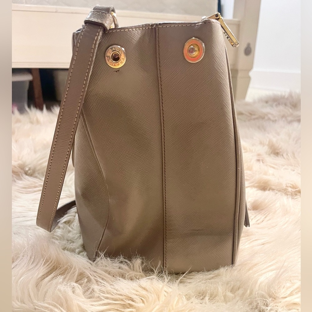 Prada Lux Saffiano Medium Tote in Argilla - Picture 4 of 13